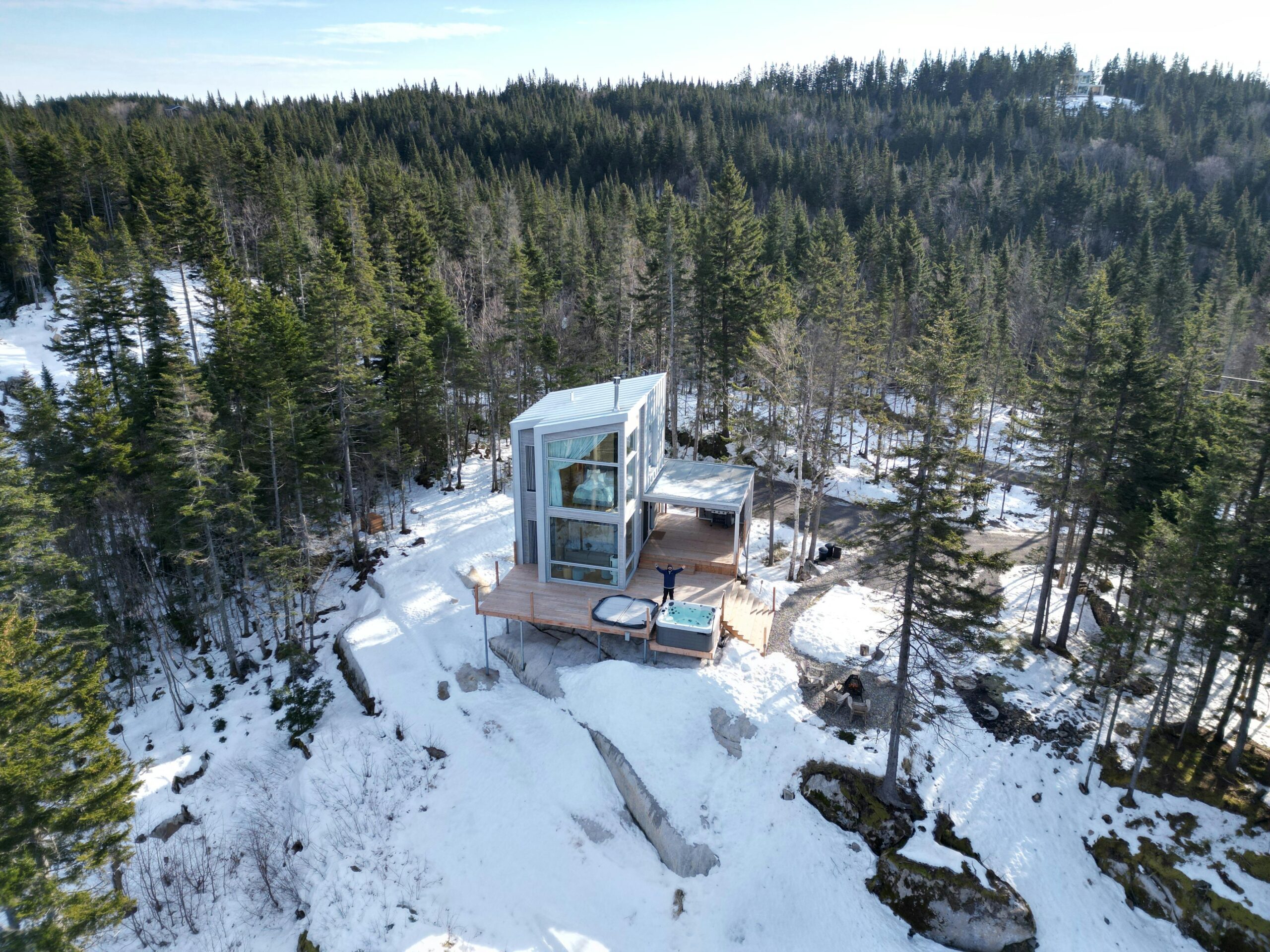 Mężczyzna na tarasie zimą z jacuzzi caldera